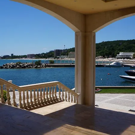 Port Palace Sf. Constantin și Elena