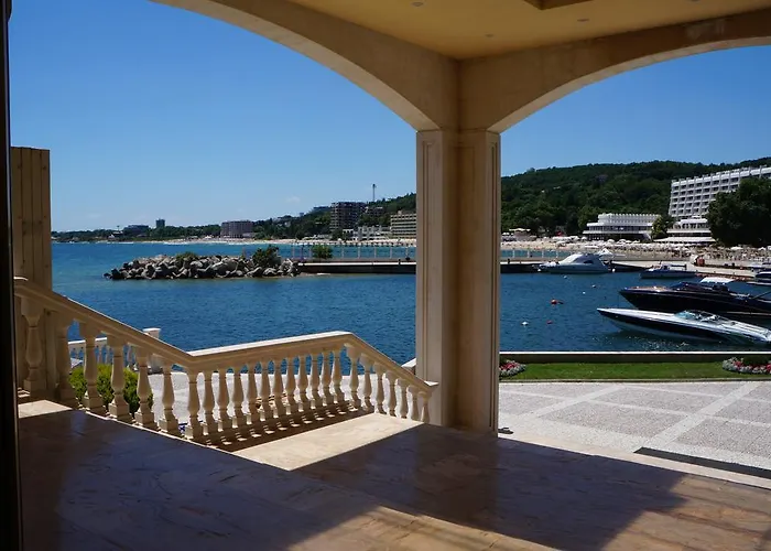 Port Palace Sf. Constantin și Elena